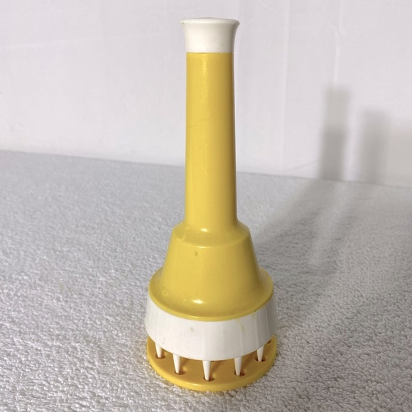 Vintage MCM Yellow Manual Spring Loaded Meat Tenderizer - Picture 12 of 12